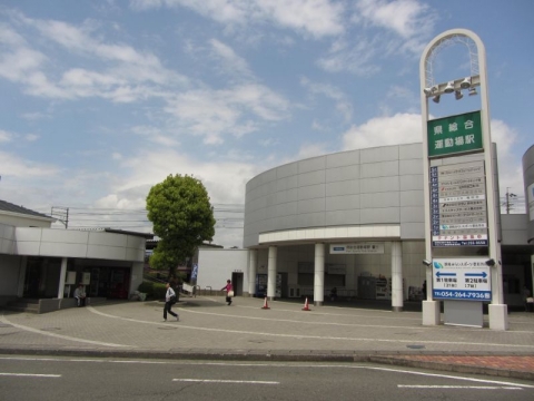 県総合運動場駅