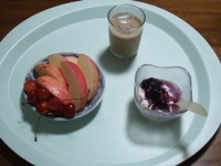 7/1　朝食 りんご、さくらんぼ、豆乳ヨーグルト、アイスカフェオレ