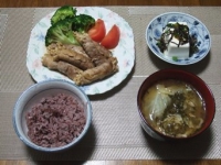 7/5　夕食　エノキの豚肉巻、冷奴、きゃべつとあかもくの味噌汁、黒米ごはん