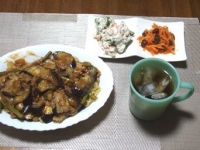 7/23　夕食　麻婆茄子麺、いんげんの白和え、酢にんじんレーズン入り、ベビーチーズ