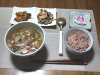 7/28　サバ缶と大豆のスープ、きんぴら、キノコとベーコンのにんにく炒め、ベビーチーズ、黒米ごはん