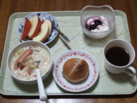11/29　朝食　りんご、豆乳ヨーグルト、きのこチャウダー、くるみパン、コーヒー