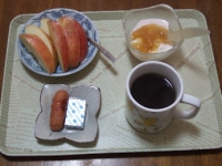 2/4　朝食　りんご、ウィンナー、ベビーチーズ、豆乳ヨーグルト、コーヒー