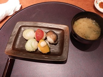 7/30 ３回忌会食　〆もの　夏野菜手毬寿司と味噌汁　　　青柚子
