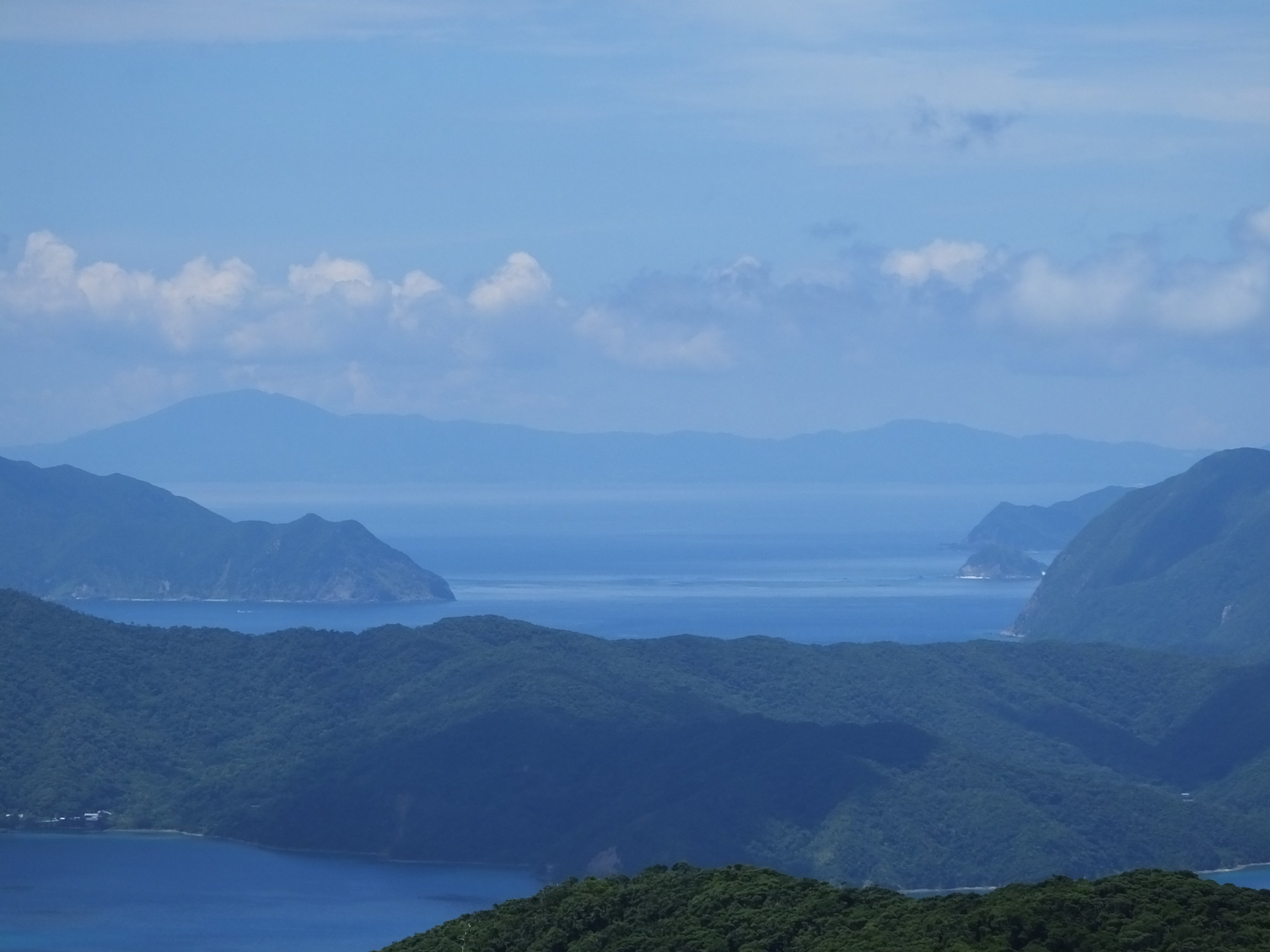 高知山展望台から徳之島が見える