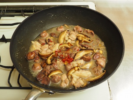 鶏もも肉と鶏肝の生姜煮込み056
