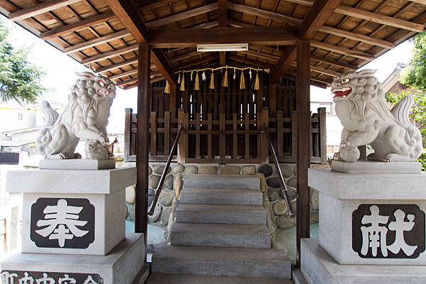 烏森神明社本殿前と狛犬
