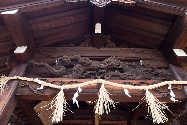 中島八幡社拝殿の龍の彫り物
