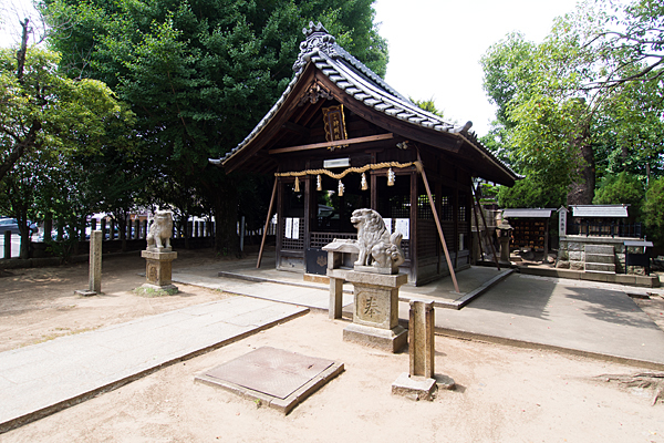 中山神明社拝殿外観と狛犬