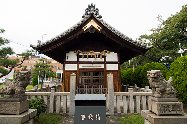 六番神明社拝殿と狛犬