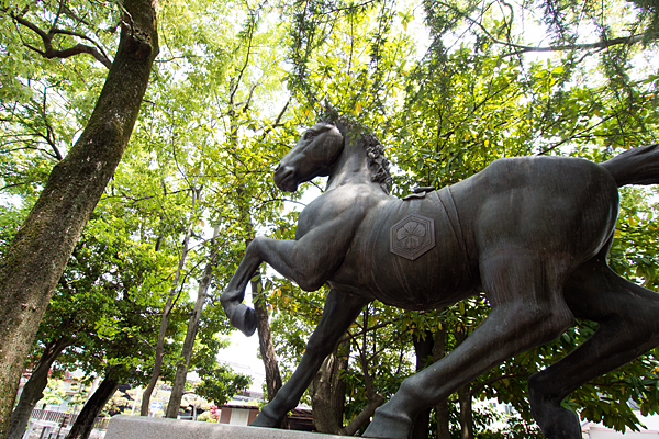 日比津白山神社馬の像