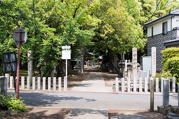 日比津白山神社道路が横断する