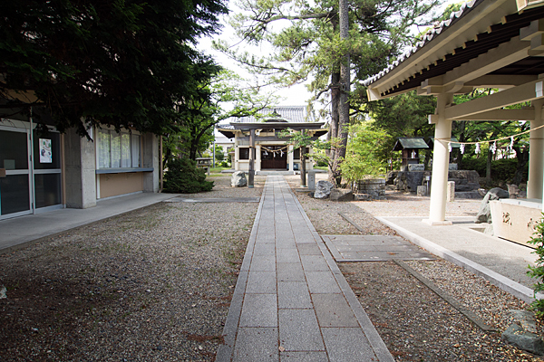 服部八幡神社境内と拝殿