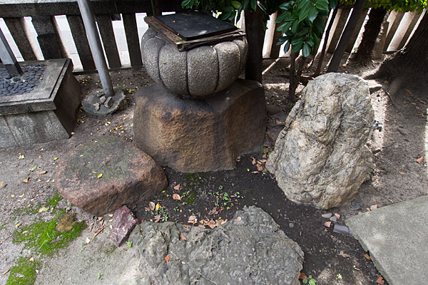 東ノ宮神社石