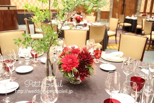赤い会場装花 ゲストテーブル ケーキテーブル ウェディング会場装花 フラワー教室プチソレイユ