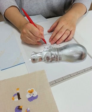 刺繍の手伝いをするカバ - Roset/つれび工房 北欧刺繍とデンマークの箱づくりエスカの教室